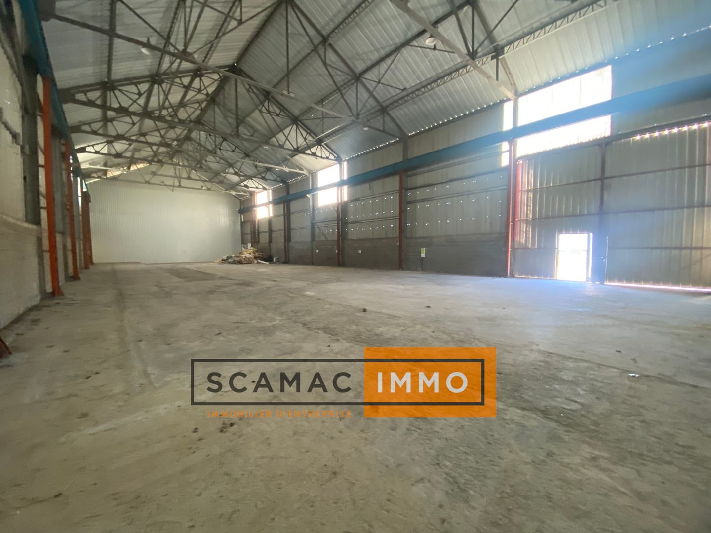 local d'activités de 595m², Manosque (Alpes-de-Haute-Provence)