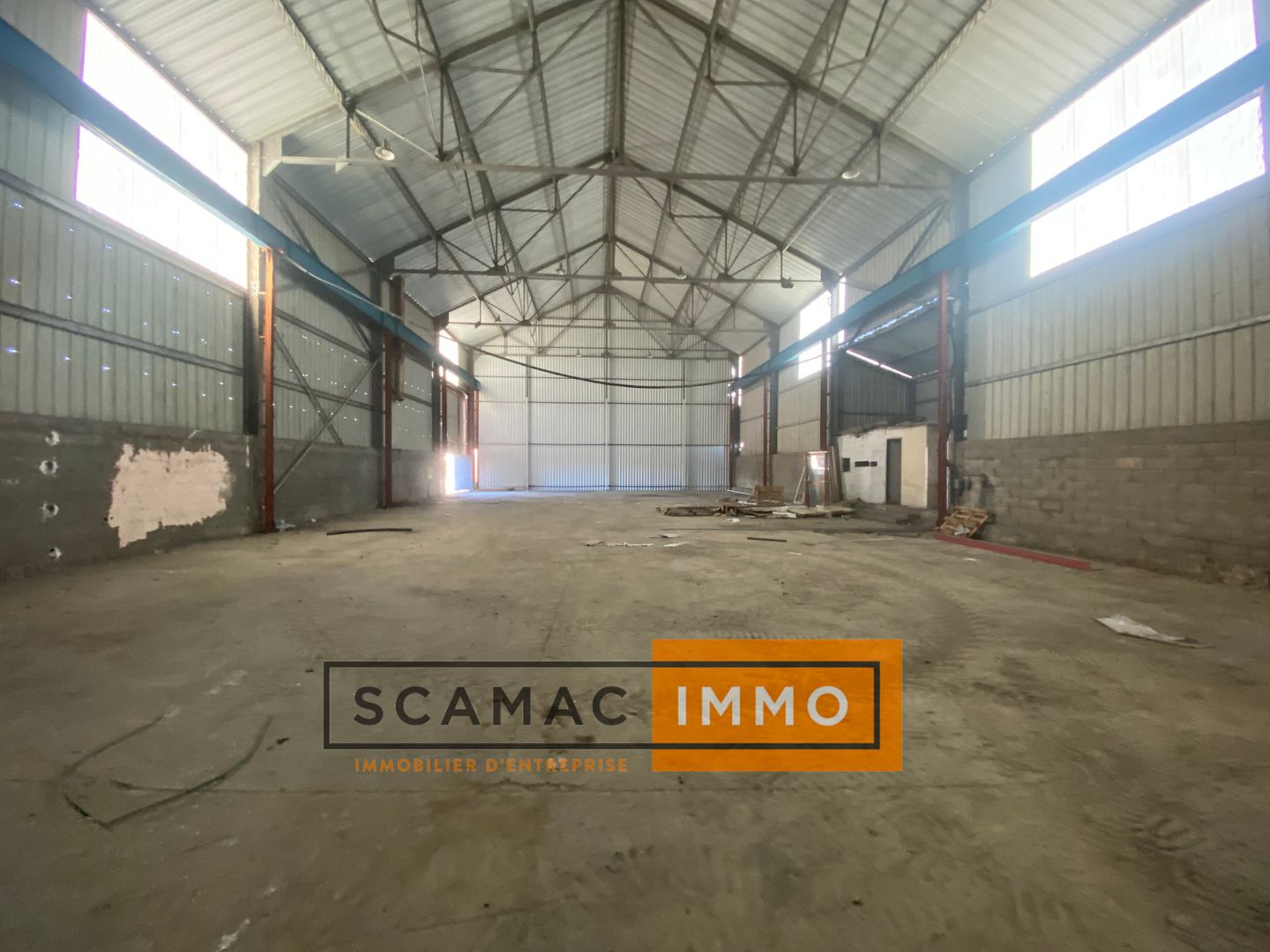 local d'activités de 595m², Manosque (Alpes-de-Haute-Provence)