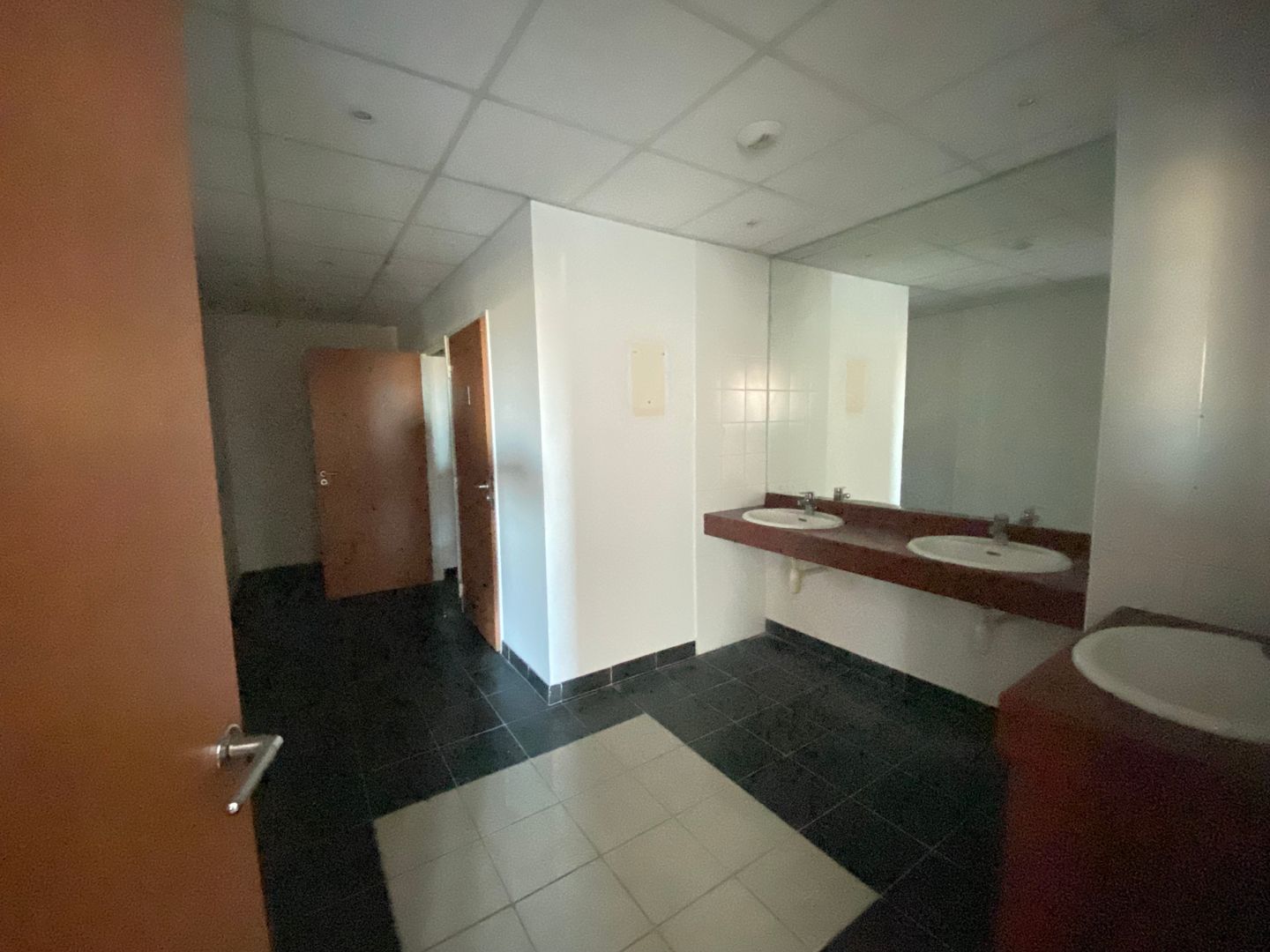 local d'activités de 270m², Marseille 14 (Bouches-du-Rhône)