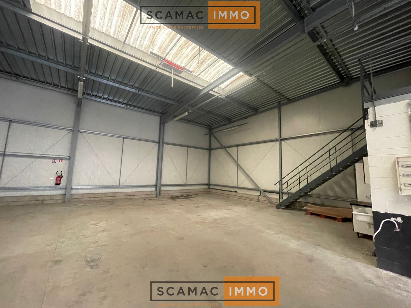 local d'activités de 741m², Guibeville (Essonne)