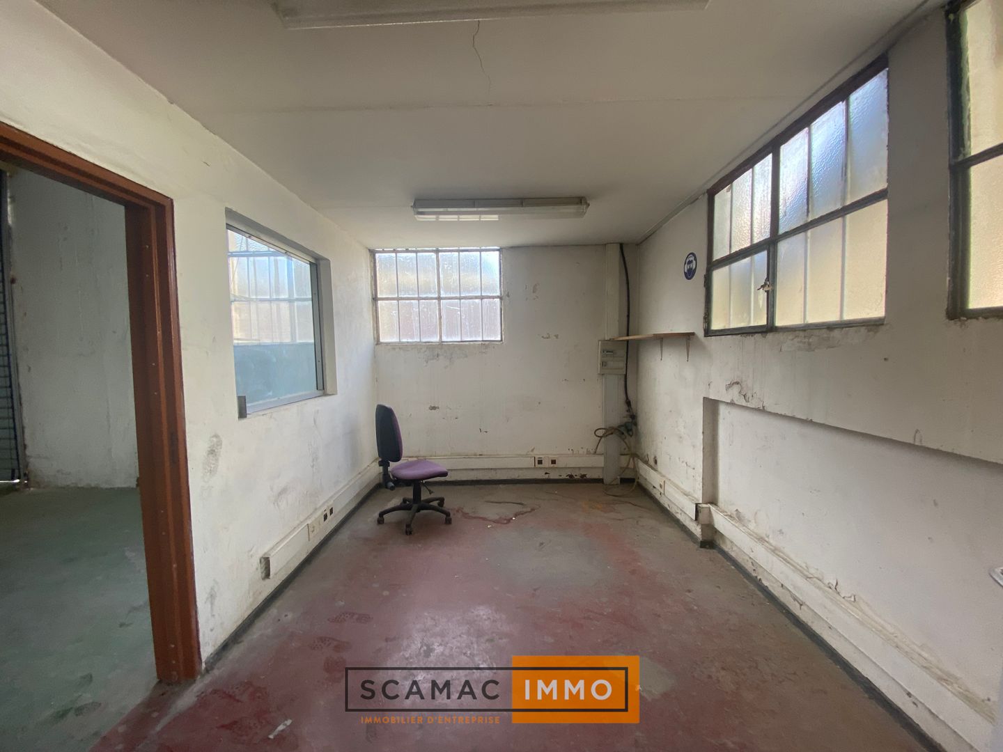 local d'activités de 157m², Gardanne (Bouches-du-Rhône)