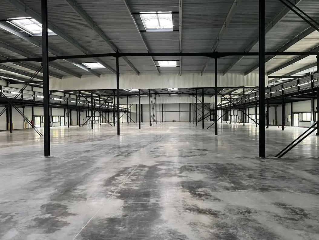 local d'activités de 2 068m², Buc (Yvelines)