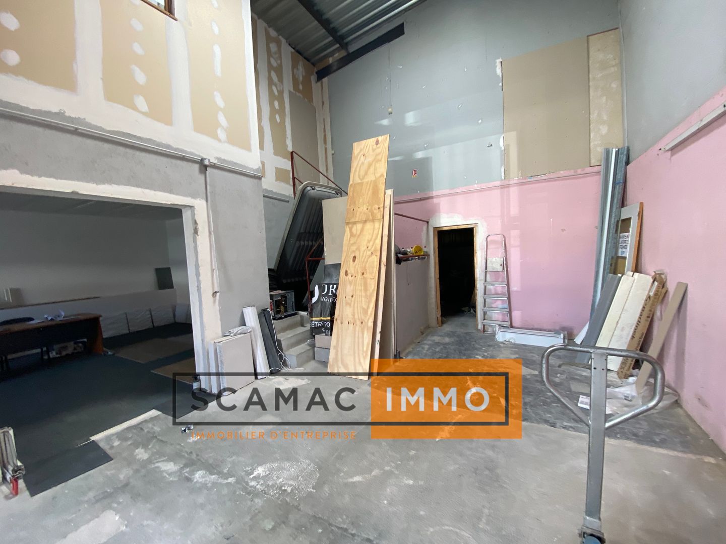 local d'activités de 123m², Venelles (Bouches-du-Rhône)
