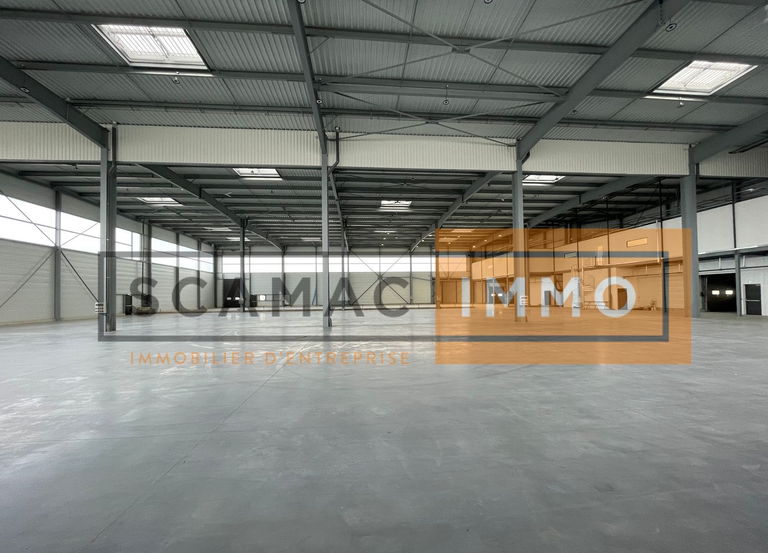 local d'activités de 2 324m², Torcy (Seine-et-Marne)