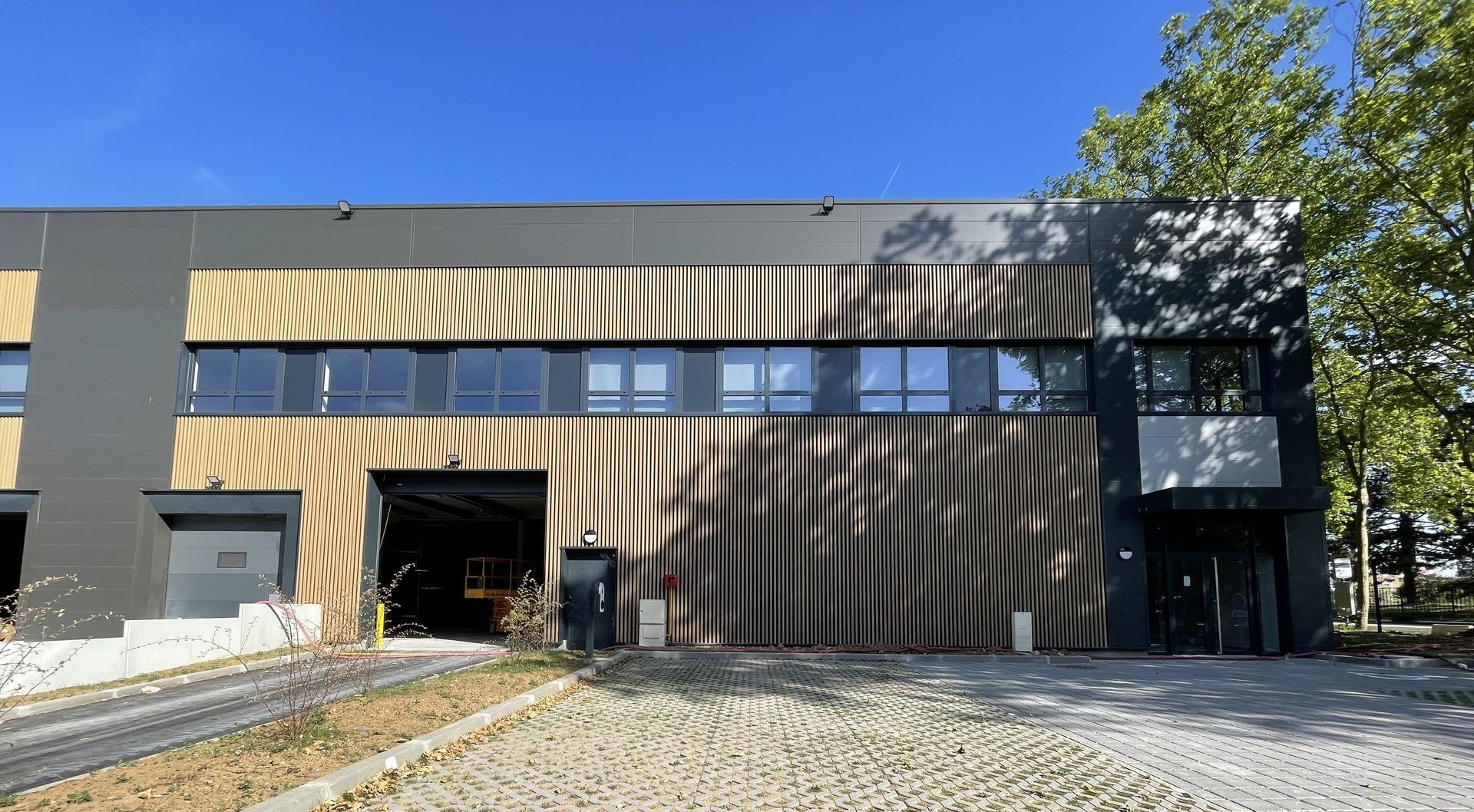 local d'activités de 452m², Trappes (Yvelines)