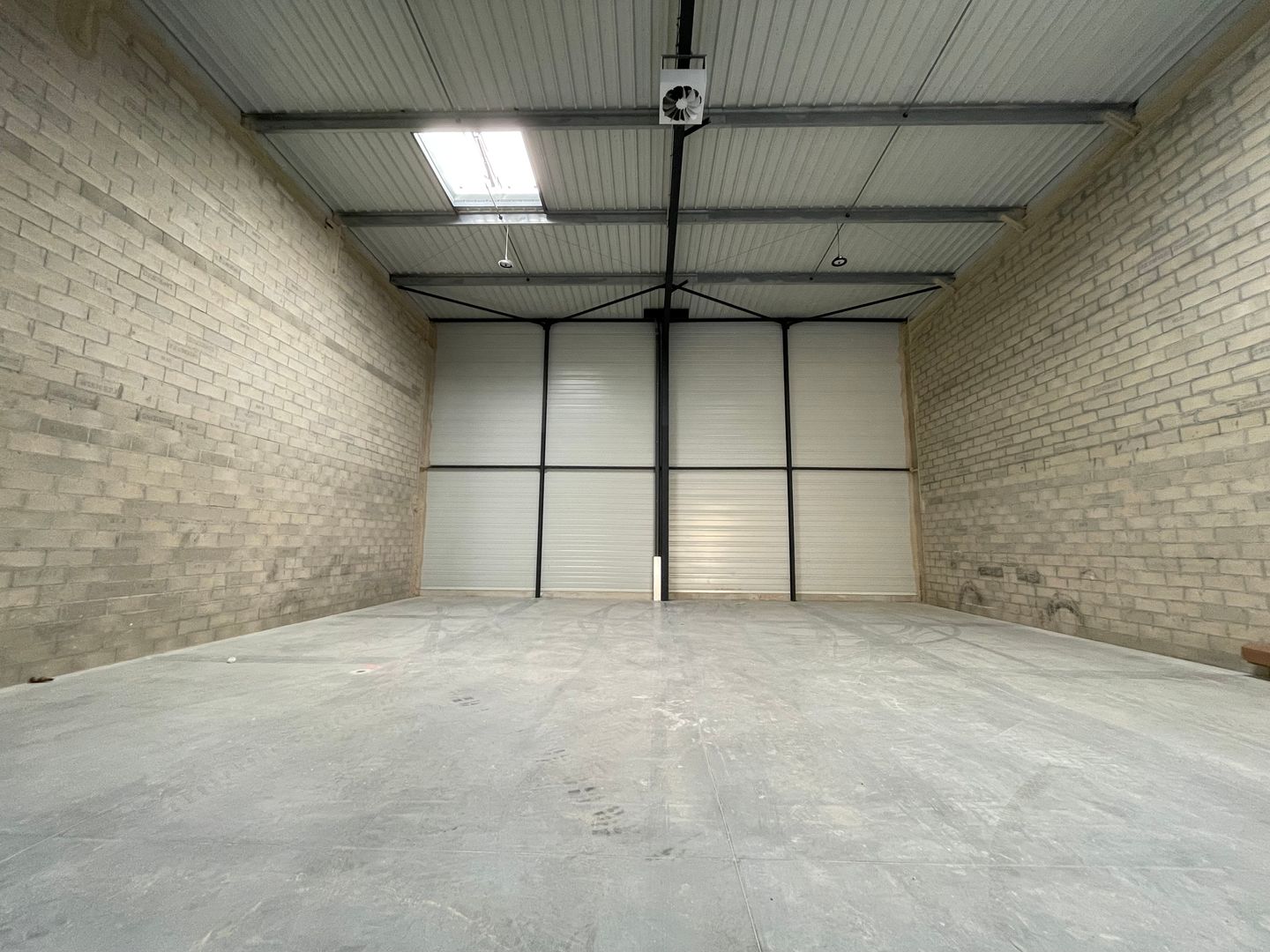 local d'activités de 452m², Trappes (Yvelines)