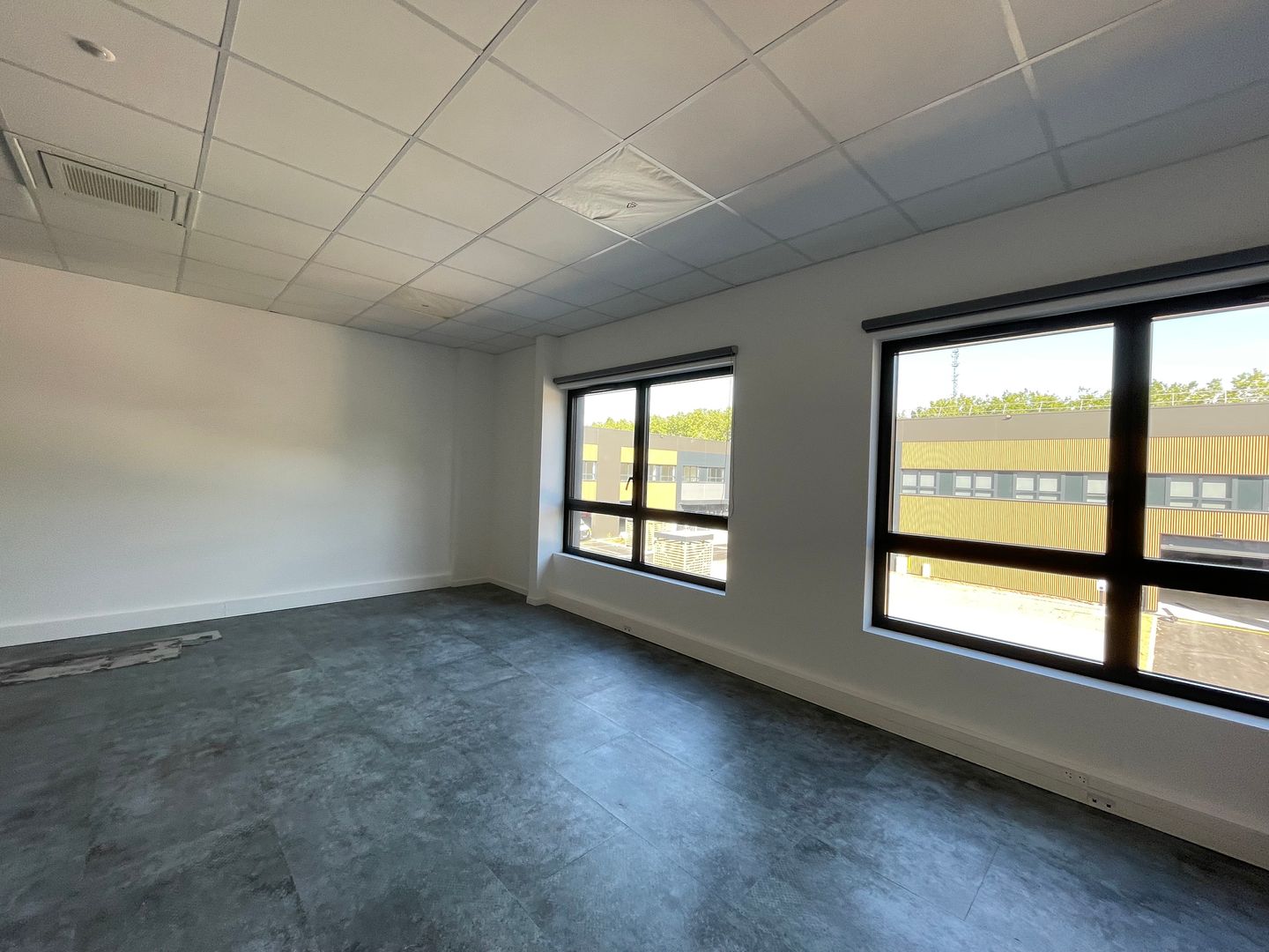 local d'activités de 452m², Trappes (Yvelines)