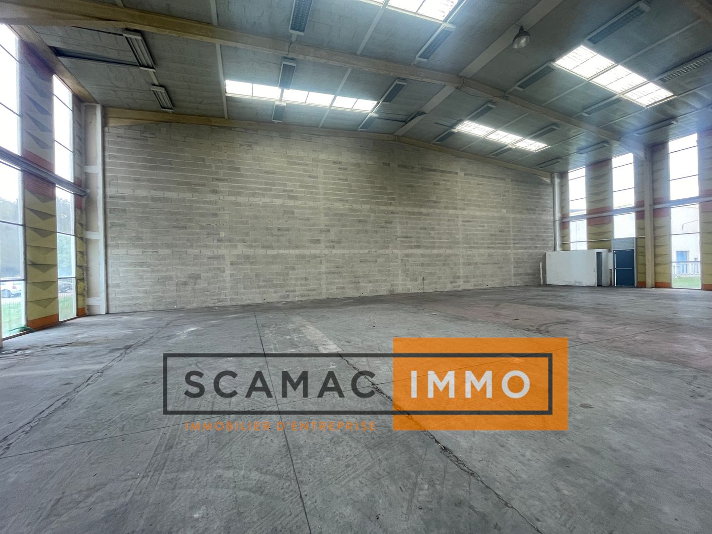 Local d'activités de 980 m², Étampes