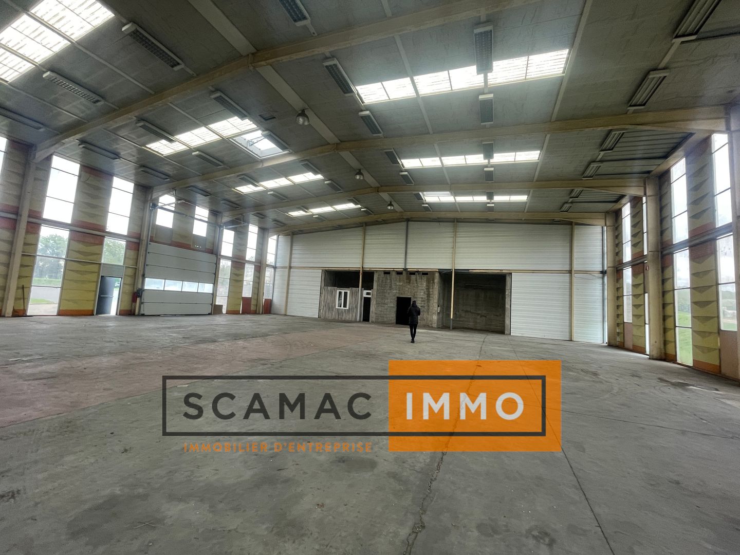 local d'activités de 980m², Étampes (Essonne)