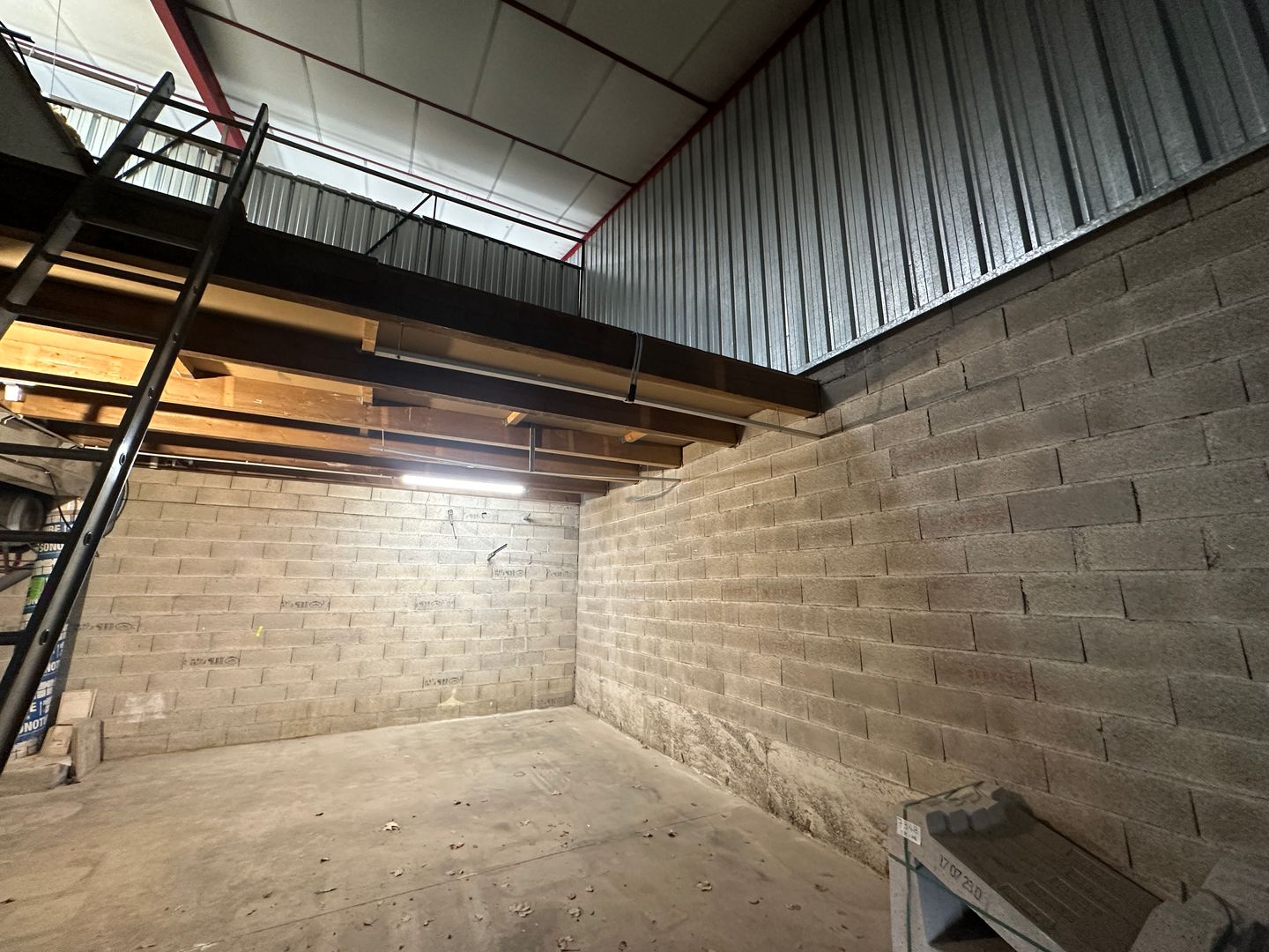 entrepôt de 220m², Roquebrune-sur Argens (Var)