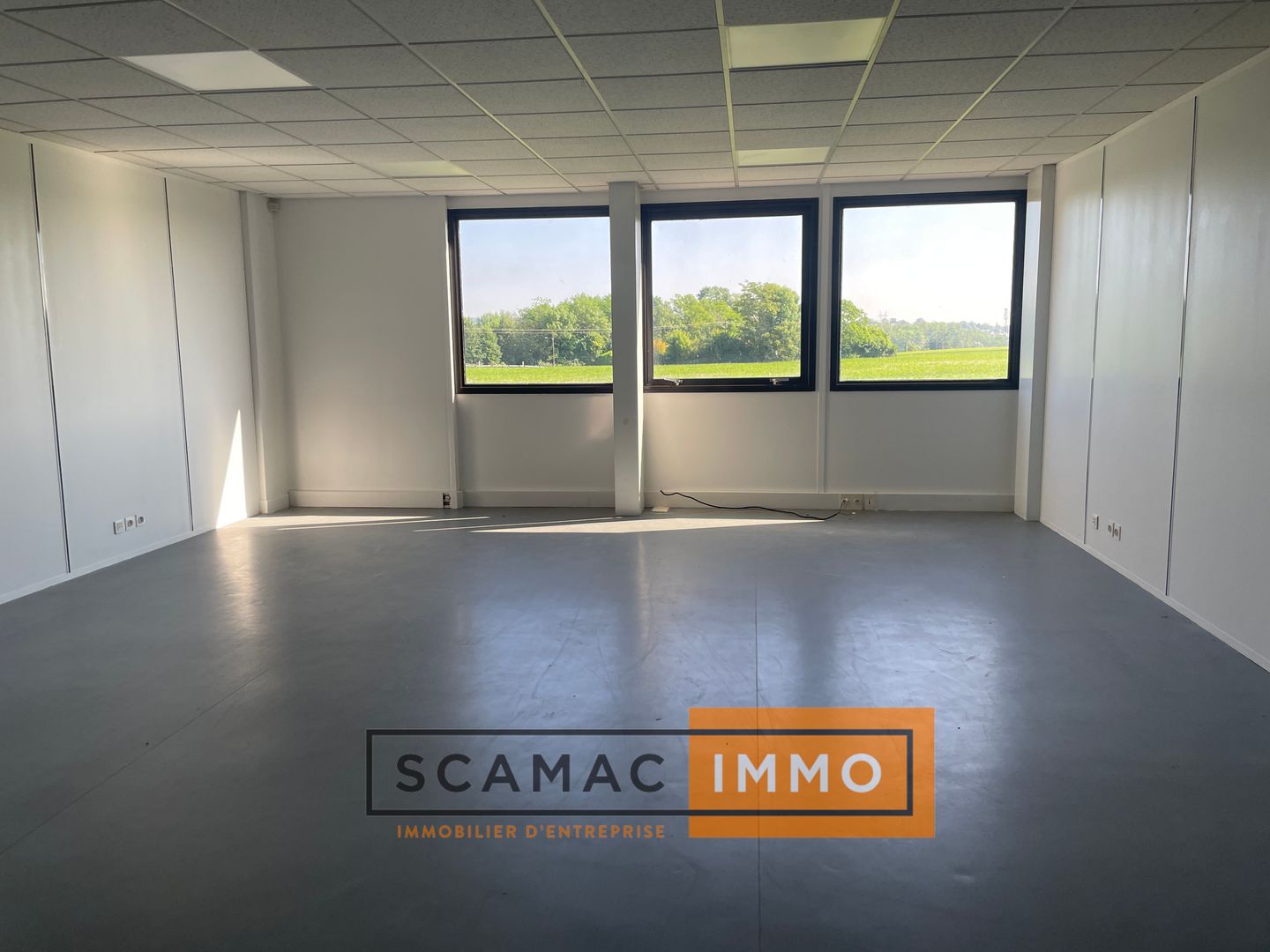 bureau de 64m², Égly (Essonne)