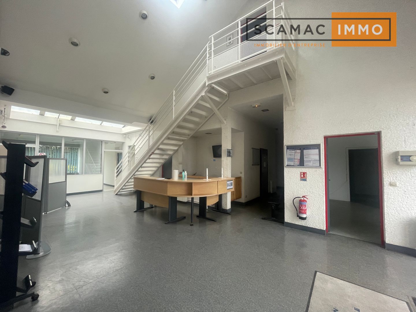 locaux mixtes de 443m², Linas (Essonne)