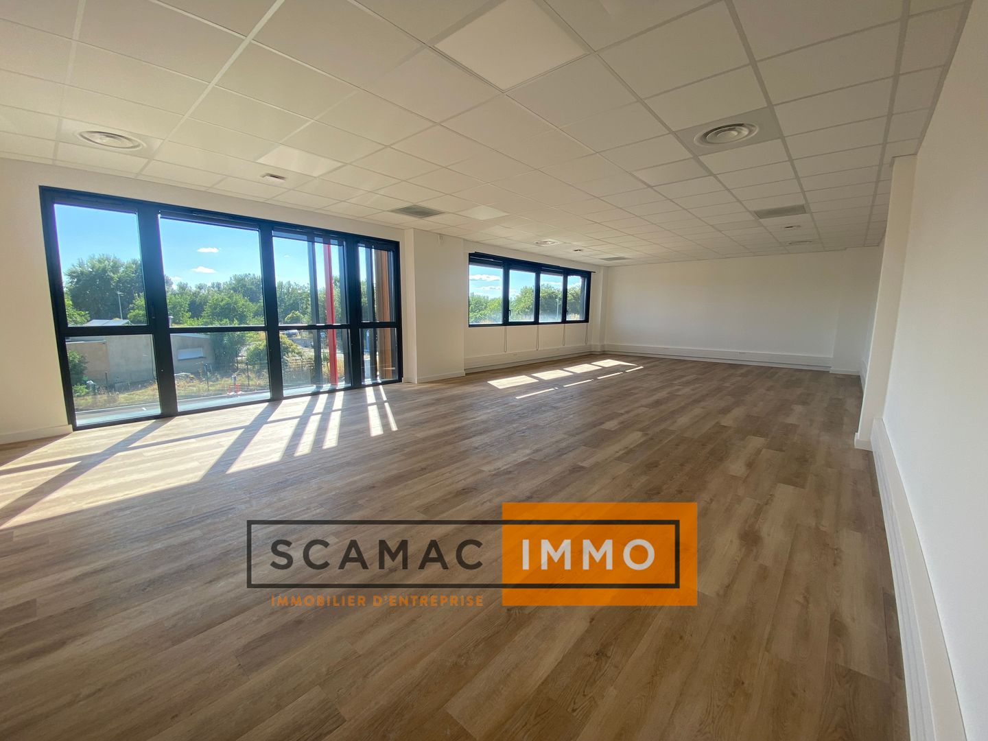 local d'activités de 549m², Manosque (Alpes-de-Haute-Provence)