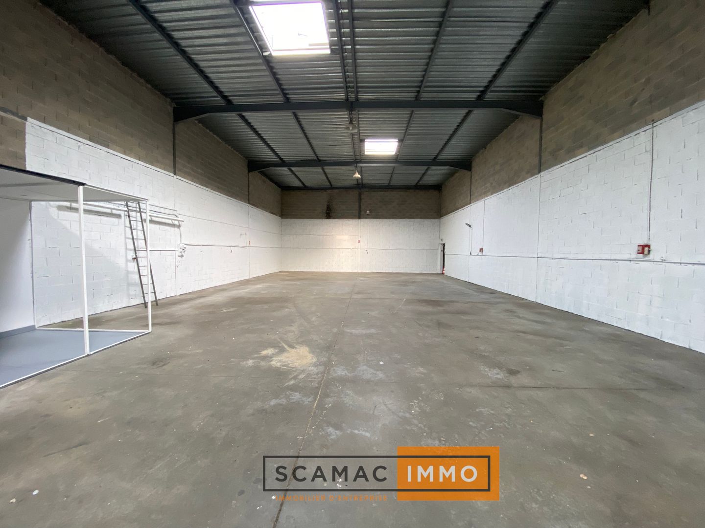 local d'activités de 364m², Rognac (Bouches-du-Rhône)