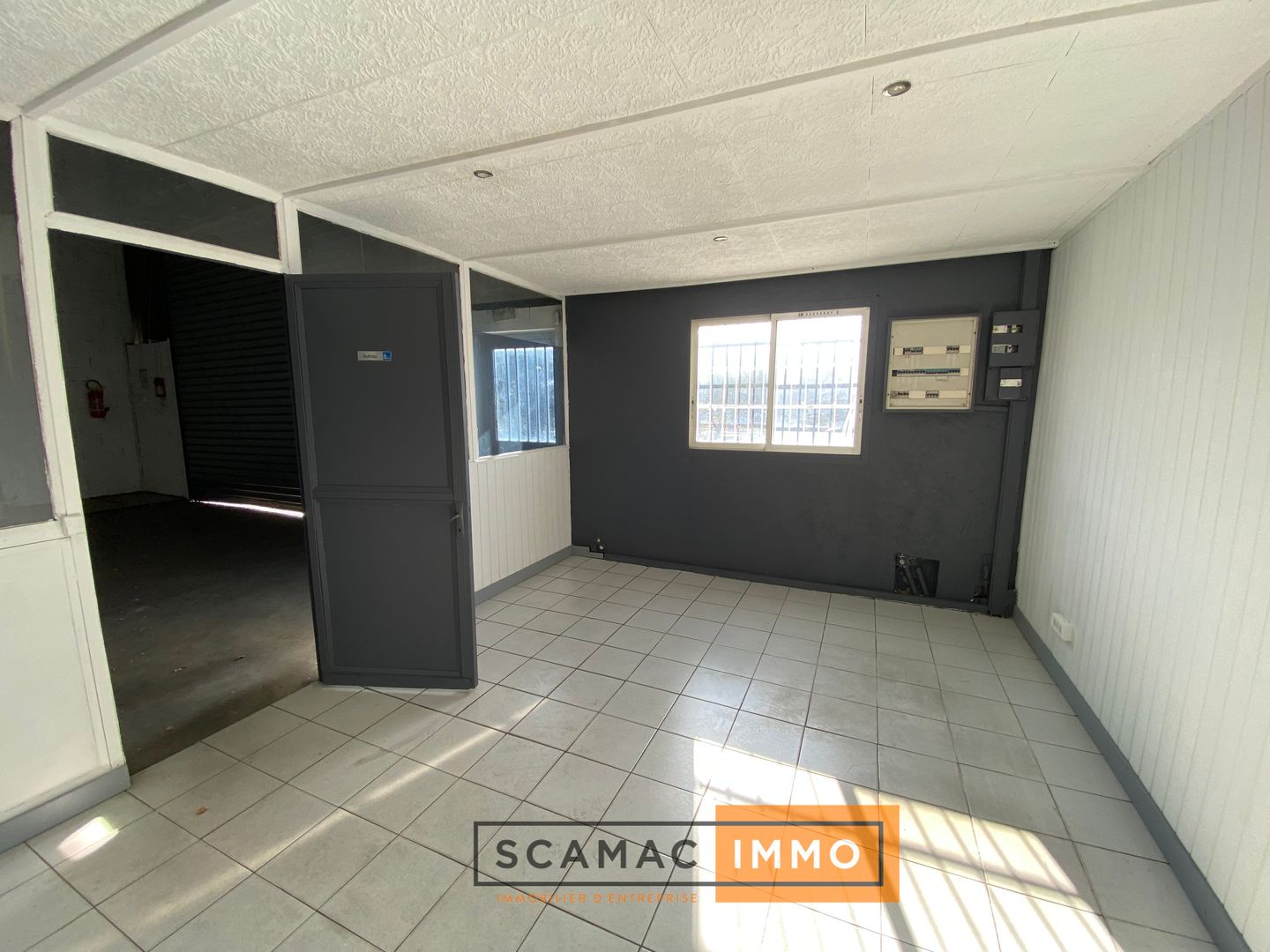 local d'activités de 364m², Rognac (Bouches-du-Rhône)