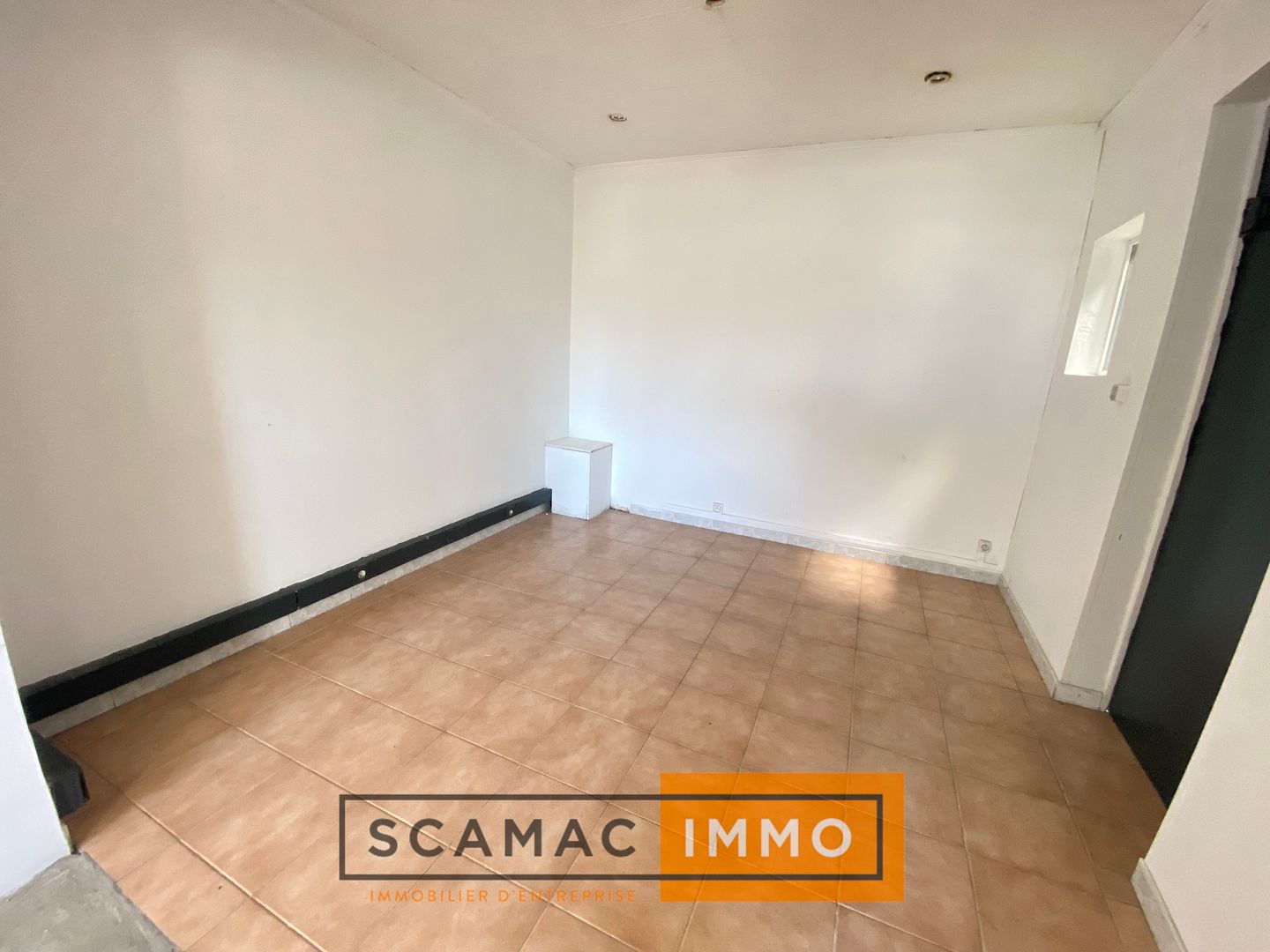 local d'activités de 452m², Rognac (Bouches-du-Rhône)