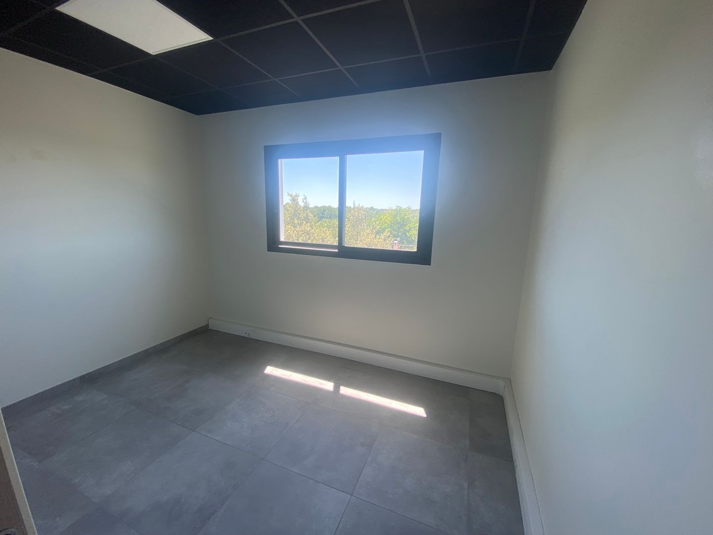 bureau de 101m², Saint-Cannat (Bouches-du-Rhône)