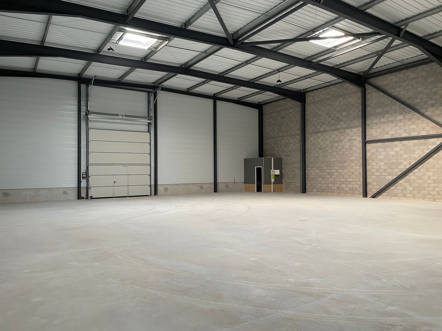 entrepôt de 1 365m², Signes (Var)