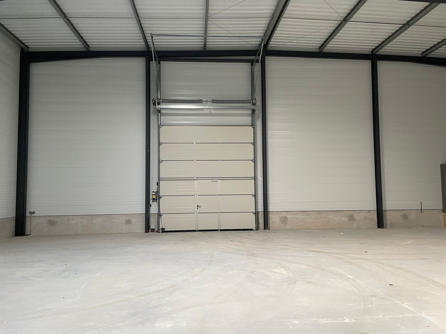 entrepôt de 1 365m², Signes (Var)