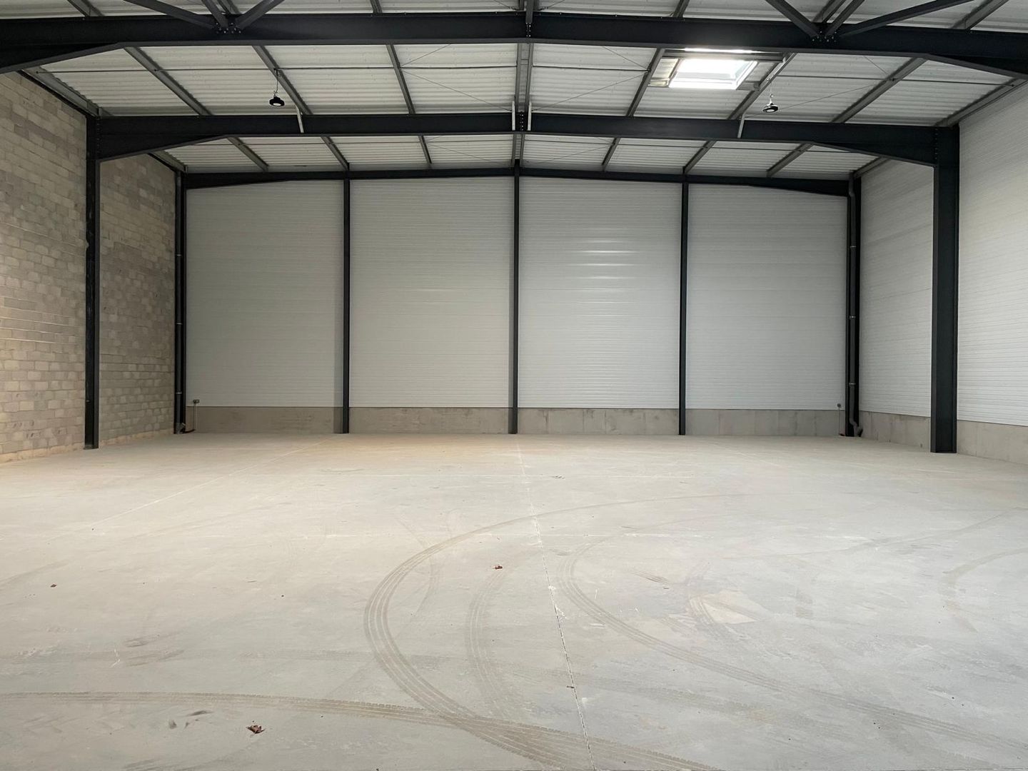 entrepôt de 1 365m², Signes (Var)