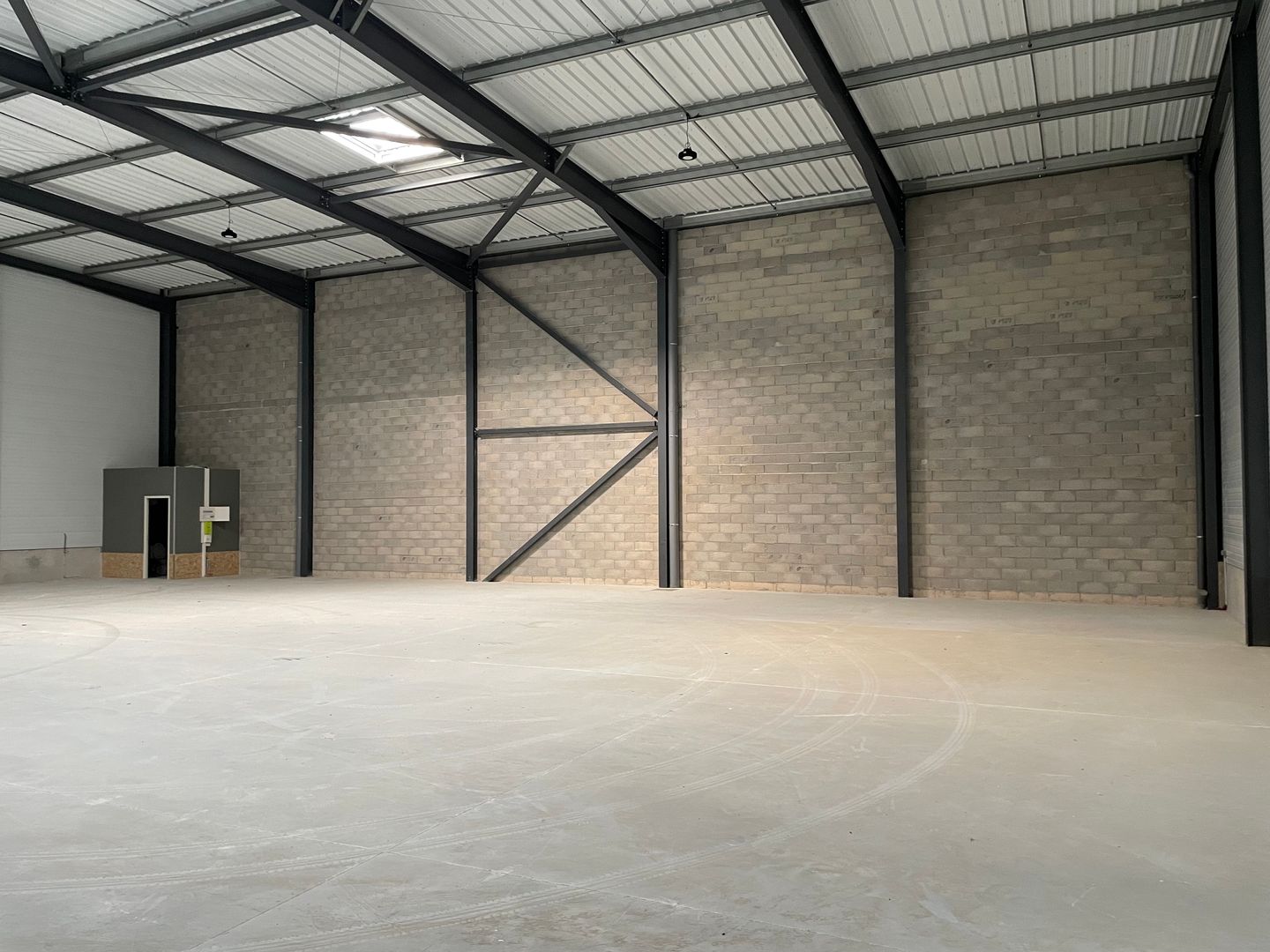 entrepôt de 855m², Signes (Var)