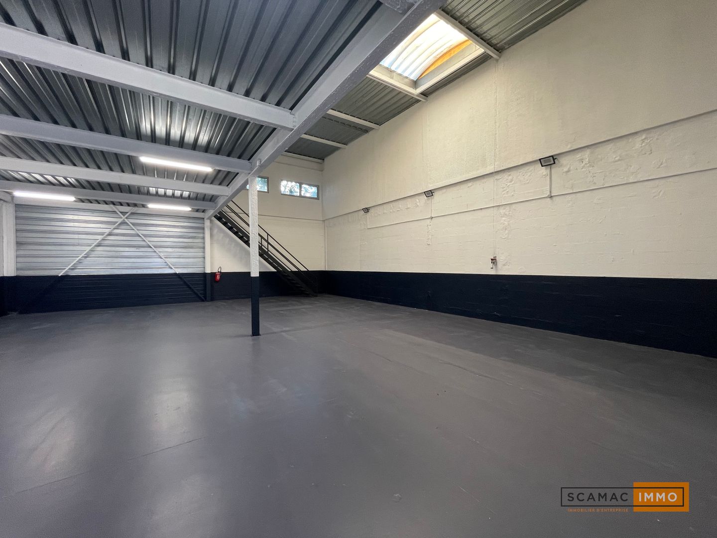 entrepôt de 376m², Orly (Val-de-Marne)