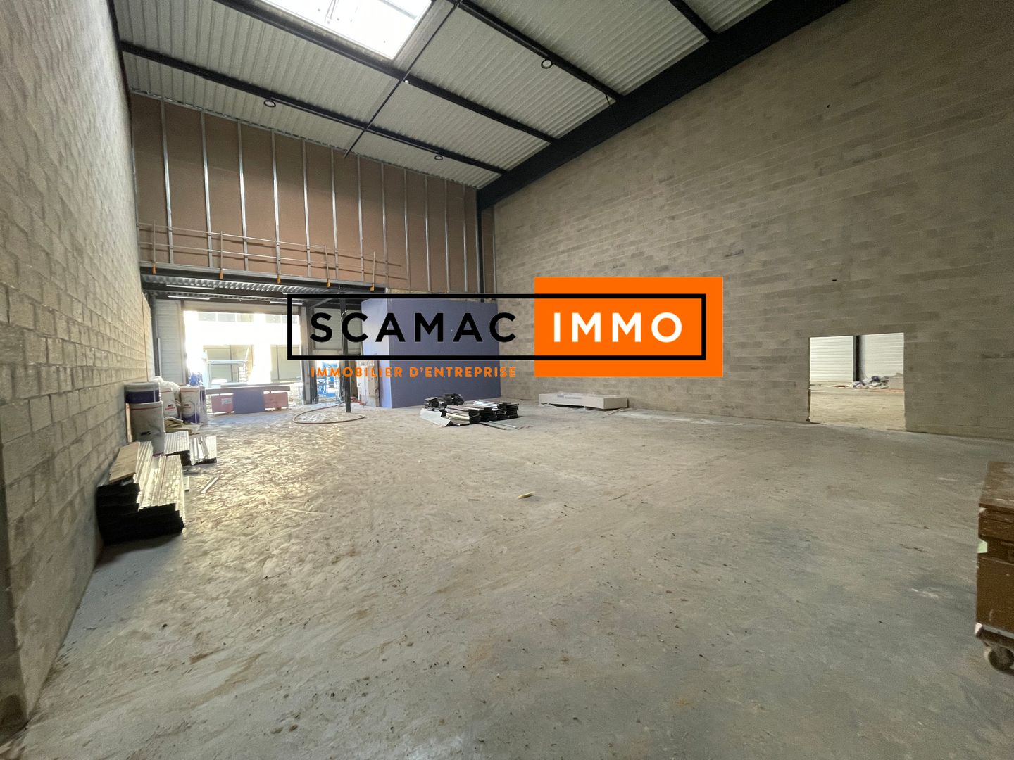 local d'activités de 724m², Osny (Val-d'Oise)