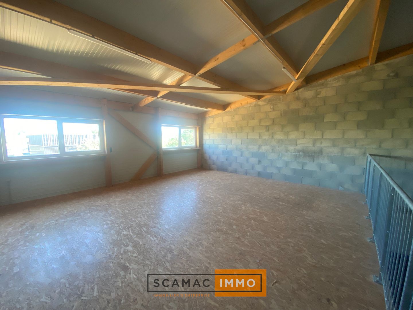 locaux mixtes de 142m², Marignane (Bouches-du-Rhône)