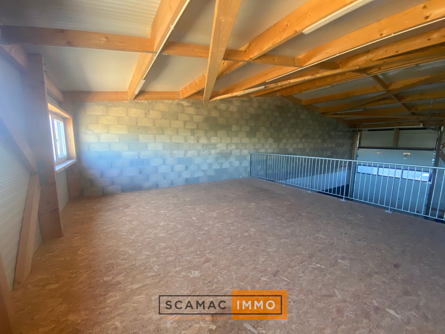 locaux mixtes de 142m², Marignane (Bouches-du-Rhône)