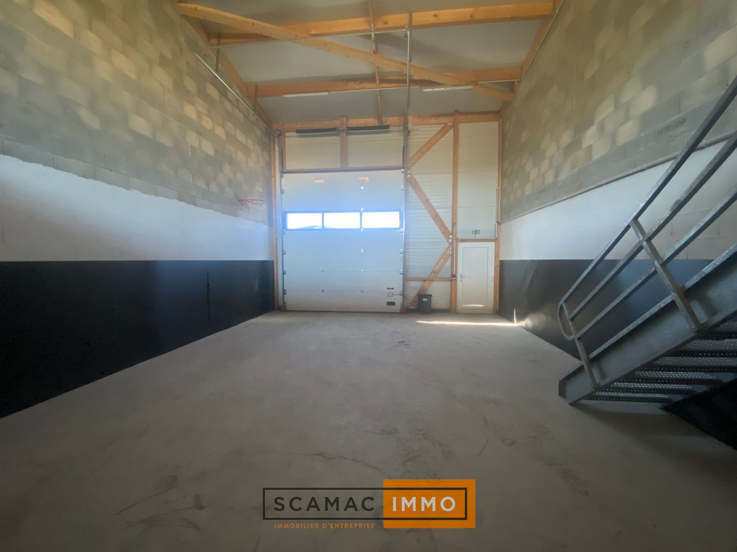 locaux mixtes de 142m², Marignane (Bouches-du-Rhône)