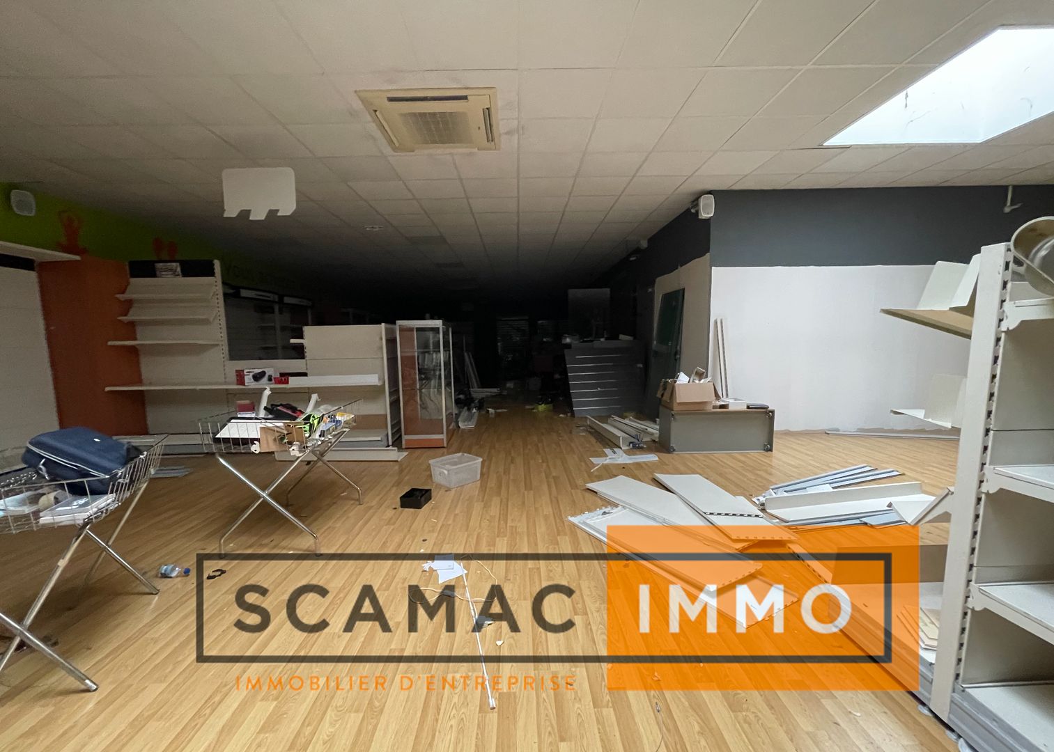 local commercial de 401m², Saint-Mitre-les-Remparts (Bouches-du-Rhône)