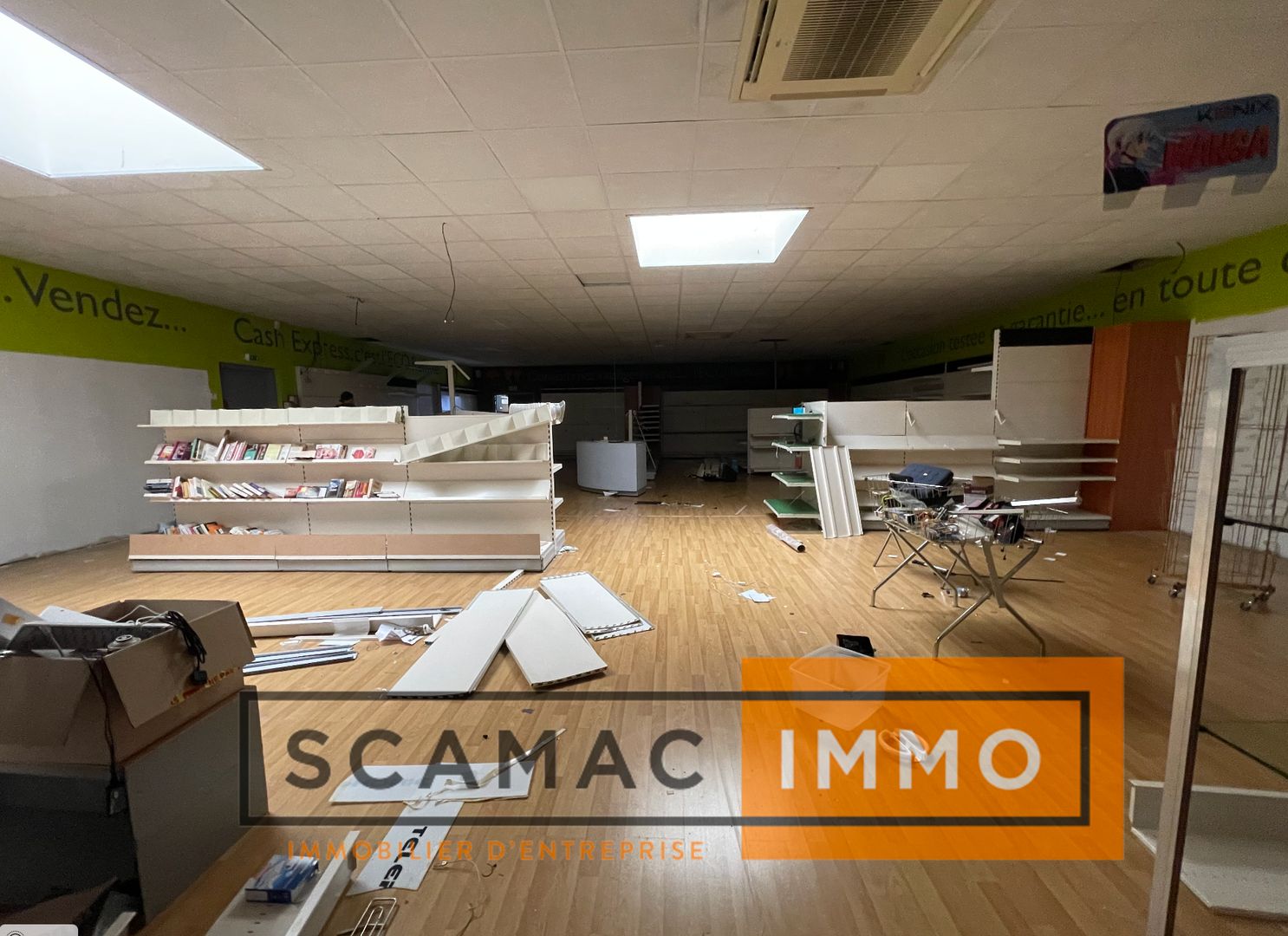 local commercial de 401m², Saint-Mitre-les-Remparts (Bouches-du-Rhône)