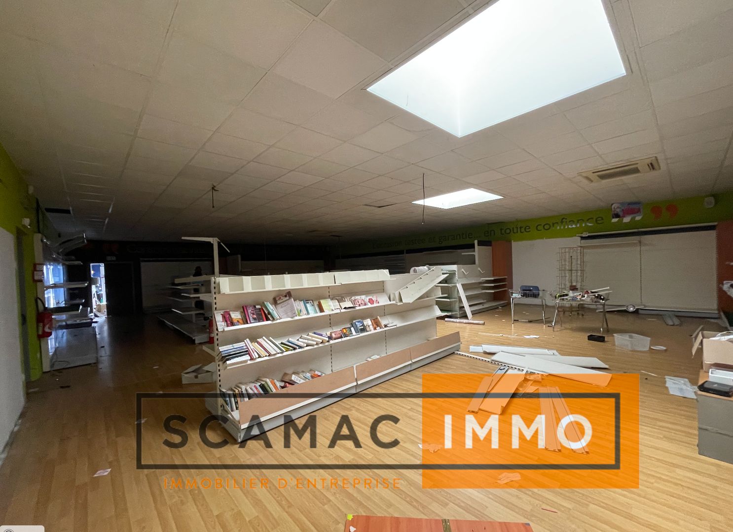 local commercial de 401m², Saint-Mitre-les-Remparts (Bouches-du-Rhône)