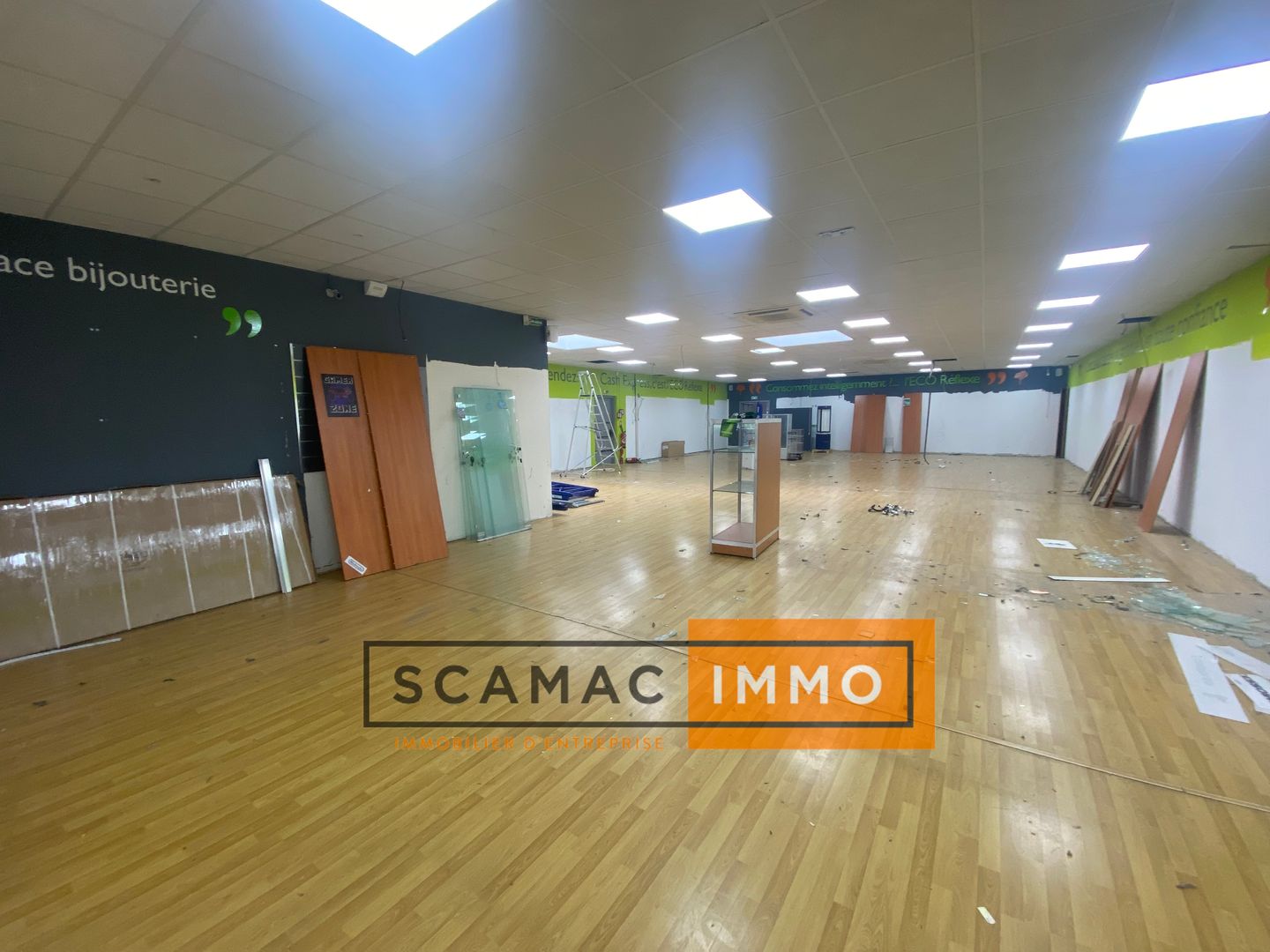 local commercial de 401m², Saint-Mitre-les-Remparts (Bouches-du-Rhône)