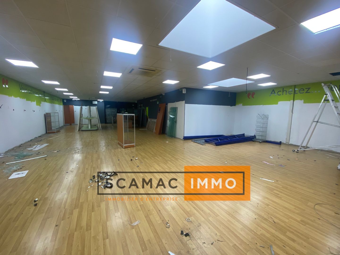 local commercial de 401m², Saint-Mitre-les-Remparts (Bouches-du-Rhône)