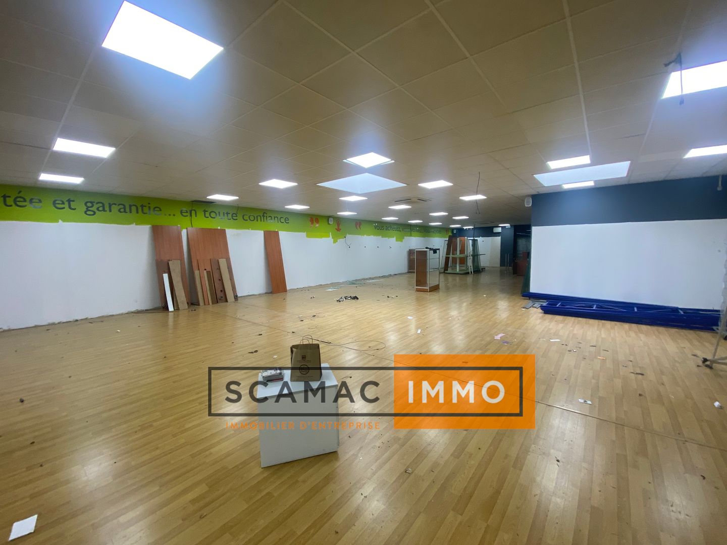 local commercial de 401m², Saint-Mitre-les-Remparts (Bouches-du-Rhône)