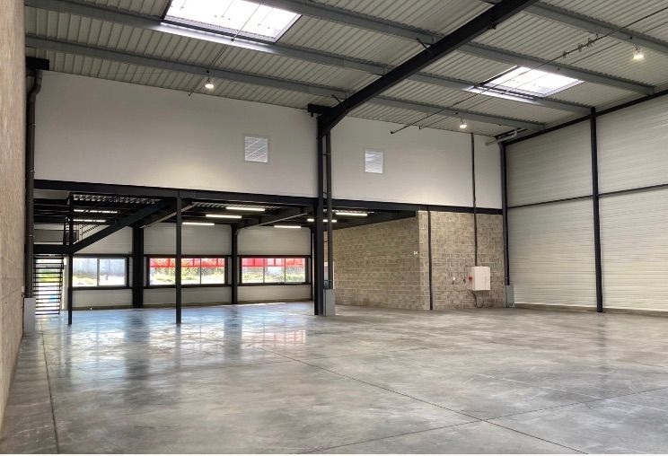 local d'activités de 943m², Marignane (Bouches-du-Rhône)