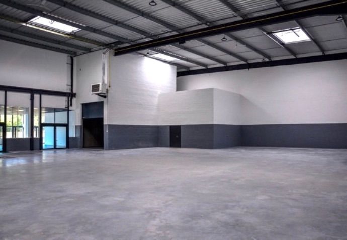 local d'activités de 943m², Marignane (Bouches-du-Rhône)