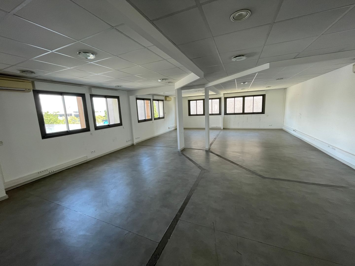 local d'activités de 385m², Le Muy (Var)