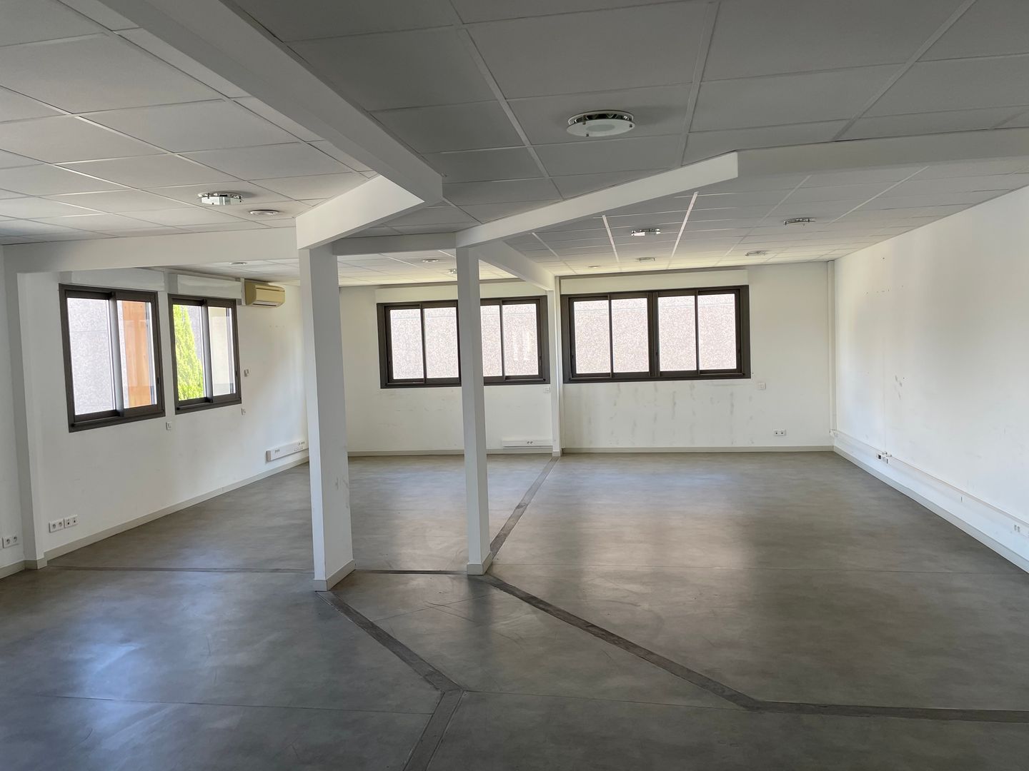 local d'activités de 385m², Le Muy (Var)