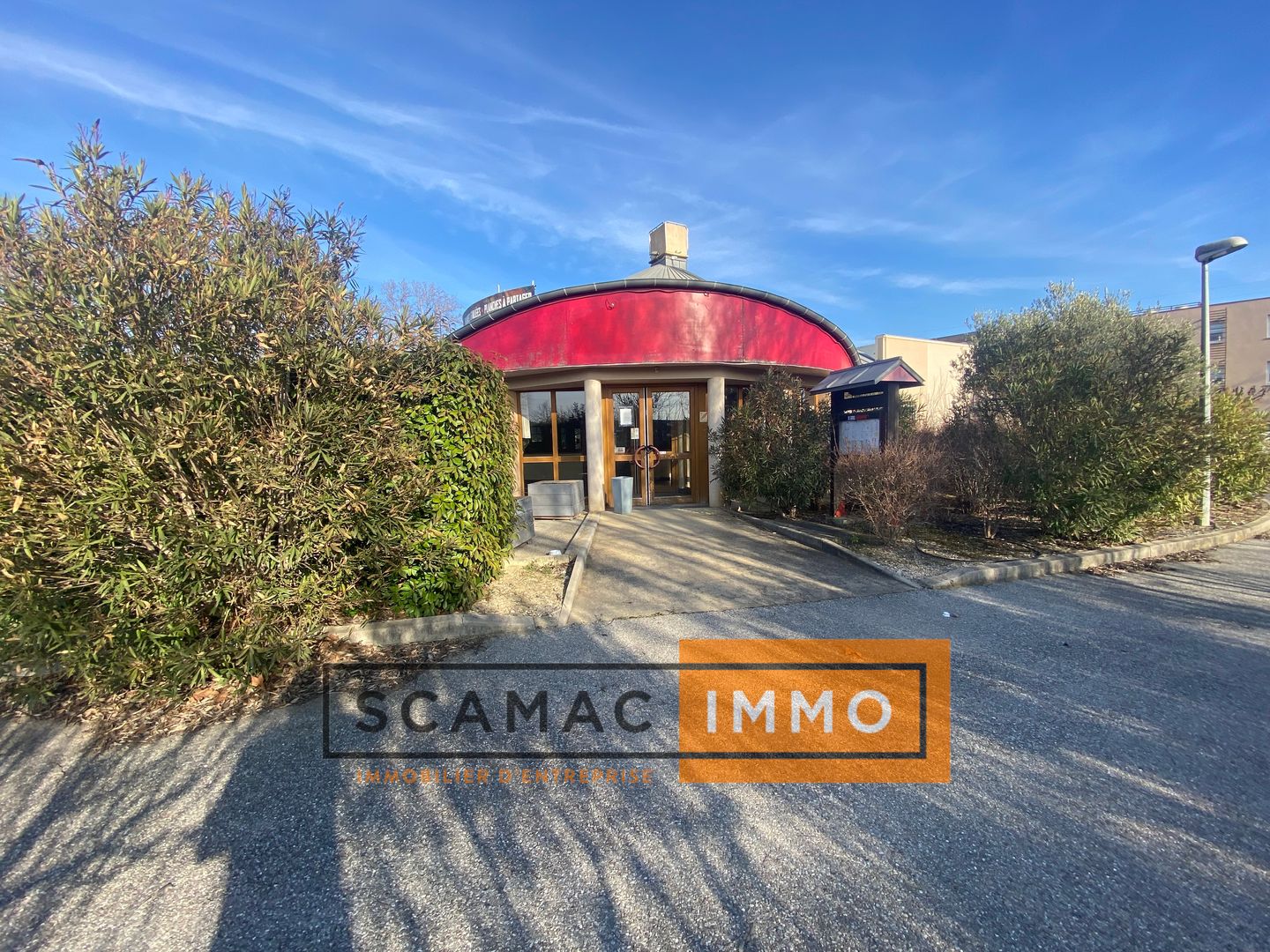local commercial de 400m², Manosque (Alpes-de-Haute-Provence)