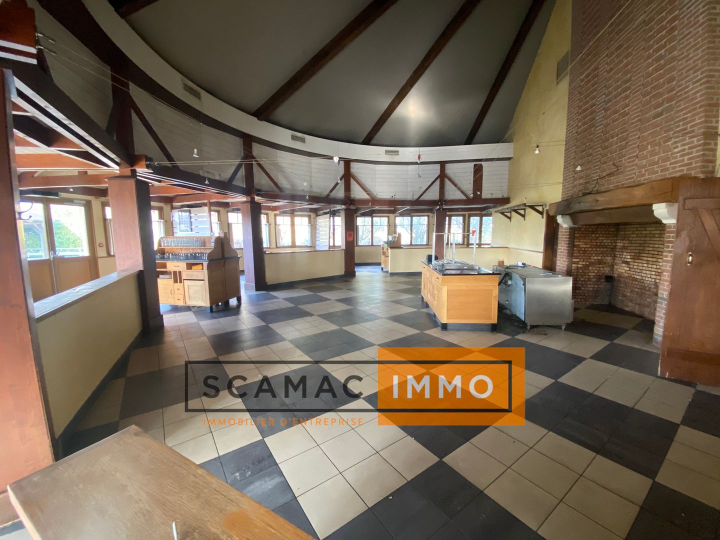 local commercial de 400m², Manosque (Alpes-de-Haute-Provence)