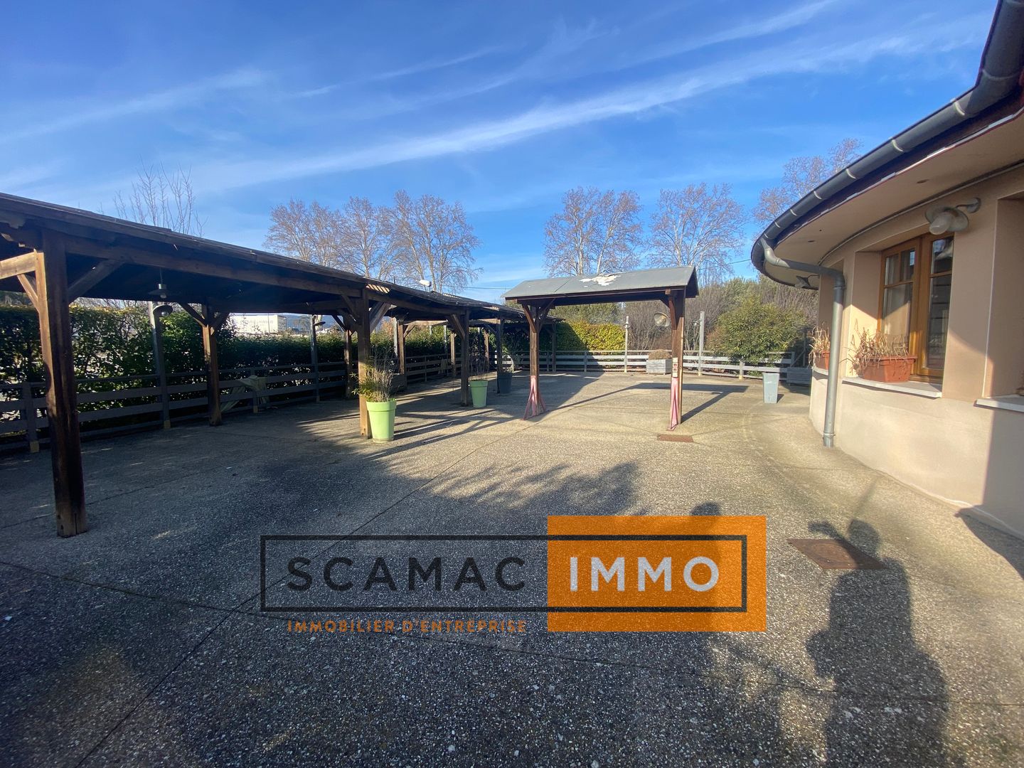 local commercial de 400m², Manosque (Alpes-de-Haute-Provence)