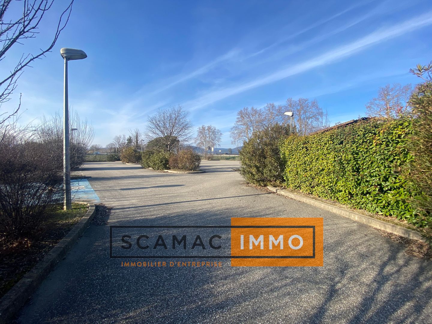local commercial de 400m², Manosque (Alpes-de-Haute-Provence)