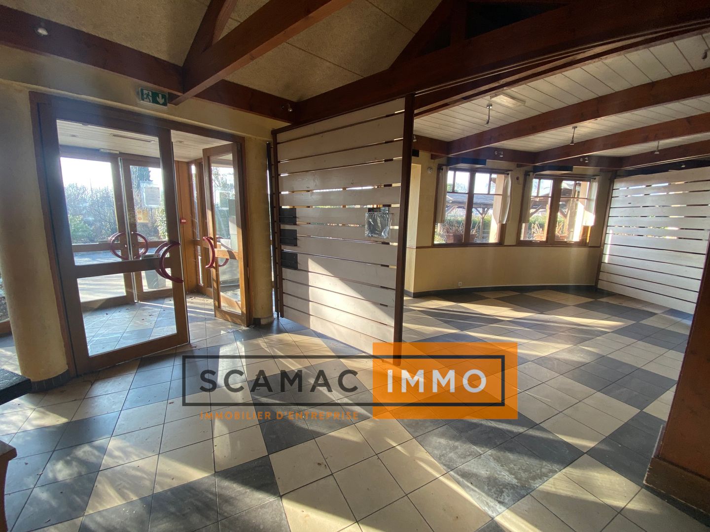 local commercial de 400m², Manosque (Alpes-de-Haute-Provence)