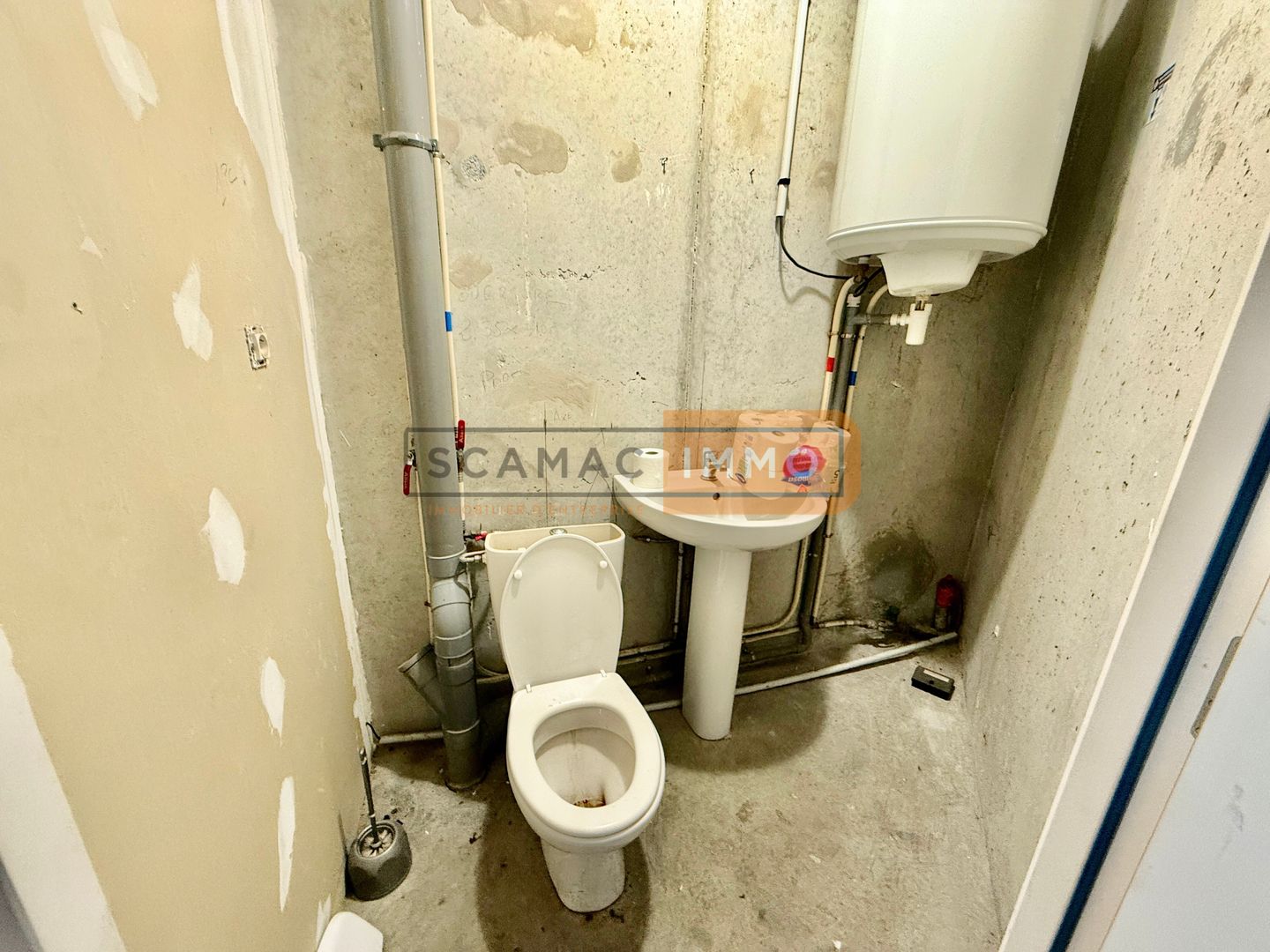 local d'activités de 500m², Fréjus (Var)