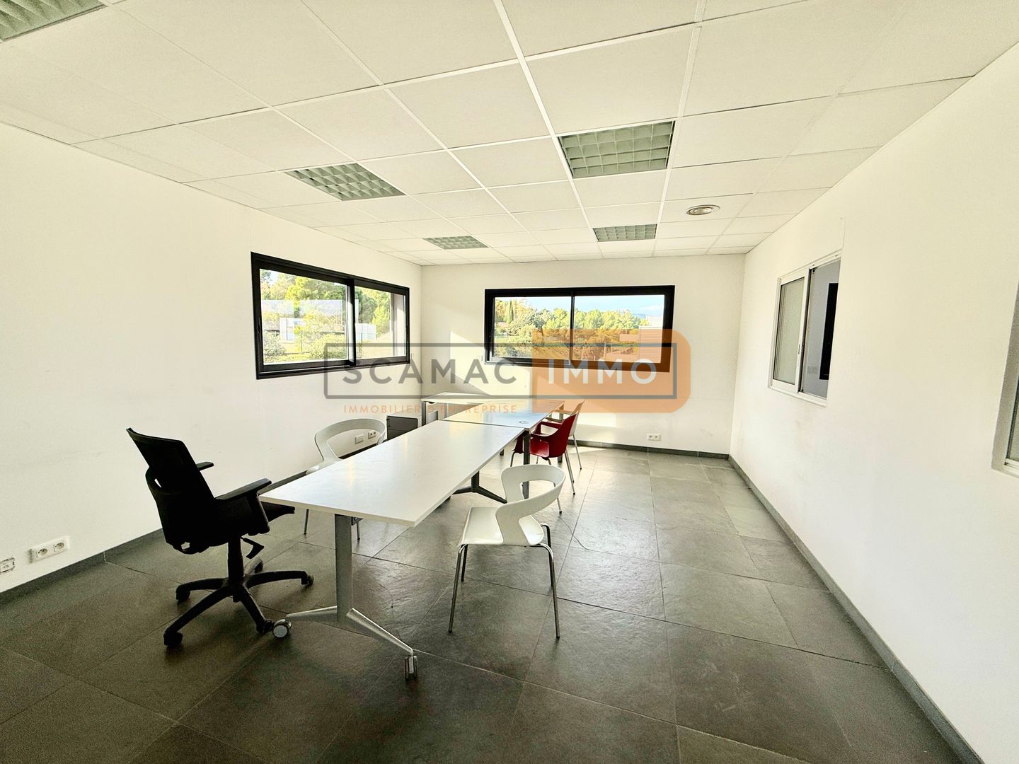 local d'activités de 500m², Fréjus (Var)