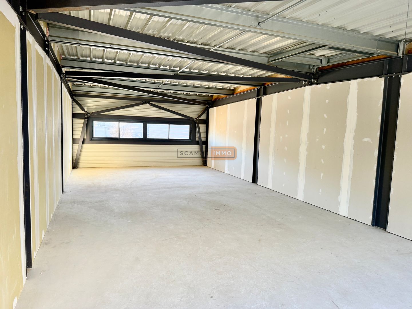 local d'activités de 120m², Fréjus (Var)