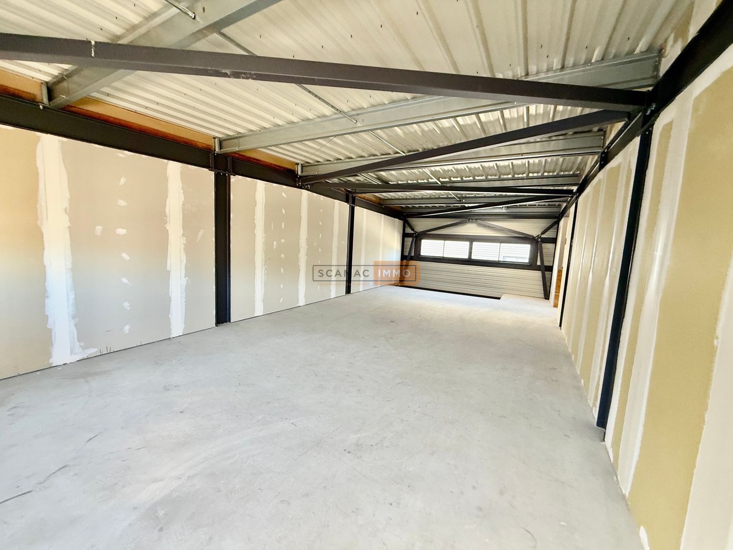 local d'activités de 120m², Fréjus (Var)