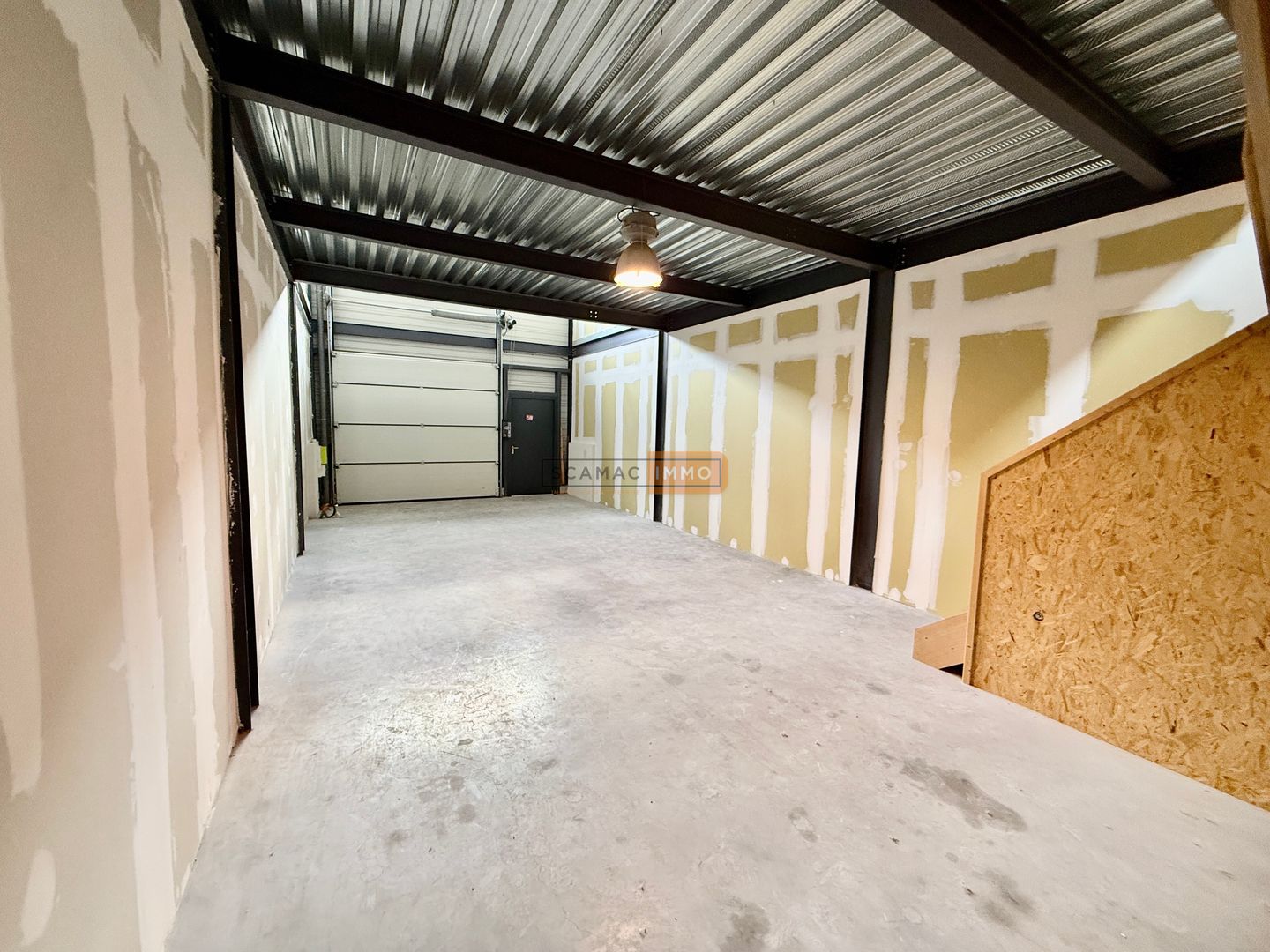 local d'activités de 120m², Fréjus (Var)